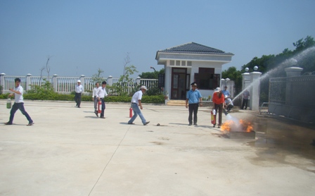 Tổ chức thực hành công tác phòng cháy, chữa cháy tại các Đài KSKL Phú Bài, Chu Lai